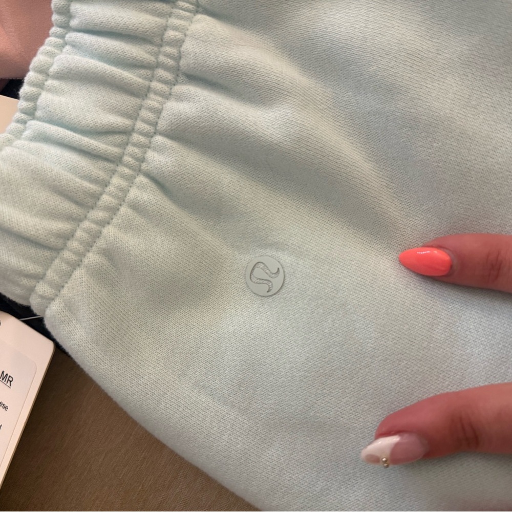 NWT Lululemon Scuba Mid-Rise Oversized Graphic Shorts 7" Inseam Sz. Small - Picture 5 of 6